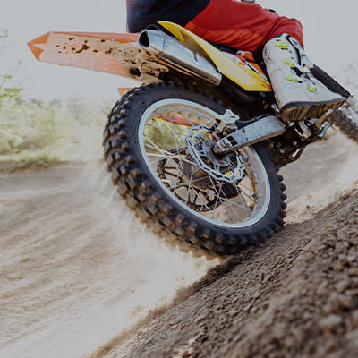 Nueva motocicleta todoterreno de categoría de competición pasa pruebas en pista y producción inminente.